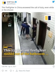 待機していた他の隊員は部屋を飛び出て出動準備に（画像は『SCMP News　2021年4月6日付Twitter「This firefighter in China answered the call of duty, even while in the shower.」』のスクリーンショット）