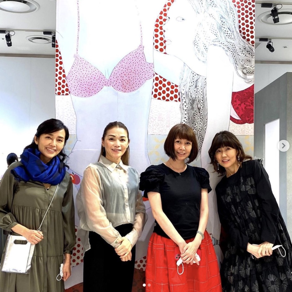 「KAORUKOアート」の前で並ぶ4人（画像は『Yu Hayami　2021年4月1日付Instagram「Great seeing these gals.」』のスクリーンショット）