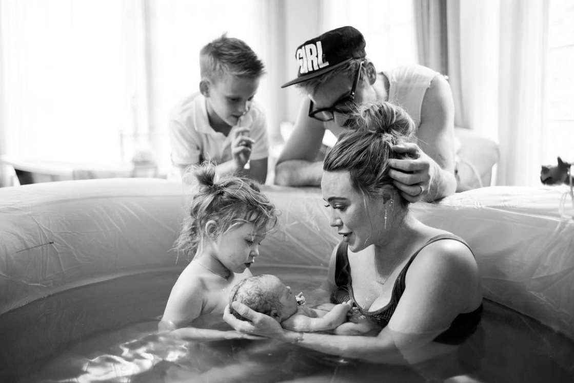 家族に見守られ、2度目の水中出産をしたヒラリー（画像は『Hilary Duff　2021年3月27日付Instagram「Mae James Bair- We LOVE you beauty 3-24-21」』のスクリーンショット）