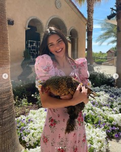 「Rodarte」の花柄ドレスを着てほほ笑むケンダル・ジェンナー（画像は『Kendall　2021年4月4日付Instagram』のスクリーンショット）