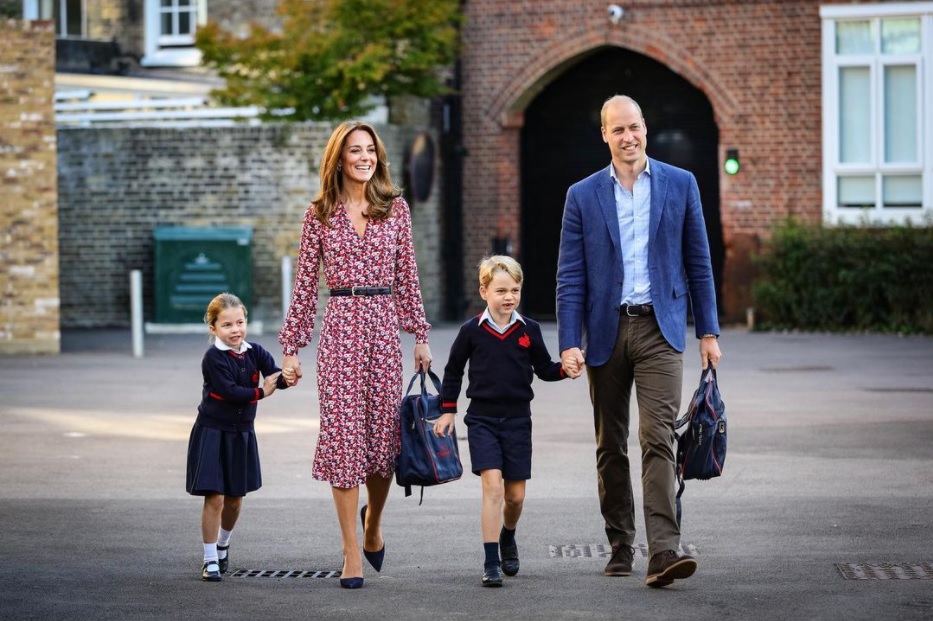 ロンドンで買い物を楽しむ姿が目撃されたキャサリン妃とジョージ王子、シャーロット王女（画像は『Duke and Duchess of Cambridge　2019年9月5日付Instagram「Princess Charlotte arrives for her first day of school at Thomas’s Battersea, joining her older brother Prince George」』のスクリーンショット）