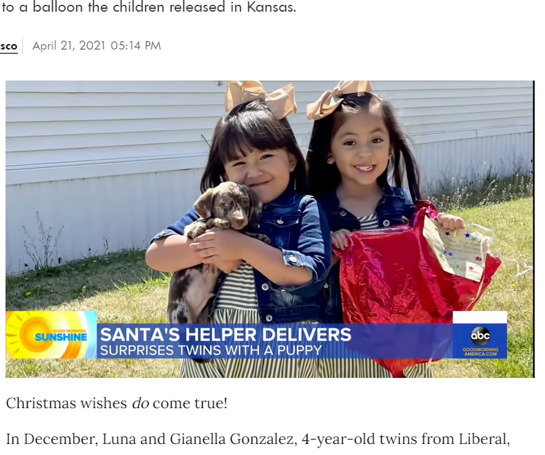 クリスマスの願い事が全て叶い大喜びした双子の姉妹（画像は『People.com　2021年4月21日付「Stranger Gifts 4-Year-Old Twins a Puppy After Finding Balloon Containing Their Gift Wish List」』のスクリーンショット）