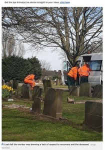 「彼も疲れていたんだよ」と援護の声も（画像は『Grimsby Telegraph　2021年4月1日付「North Lincolnshire Council apologises after workman pictured sitting on gravestone during smoke break」（Image: Submitted）』のスクリーンショット）