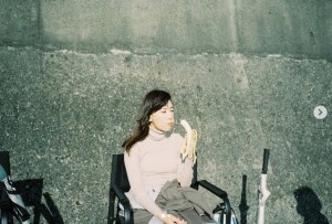 水川あさみ『ナイルパーチの女子会』オフショット（画像は『水川あさみ　2021年2月16日付Instagram「現場がある時の朝ごはんはだいたいみかんとバナナ。」』のスクリーンショット）