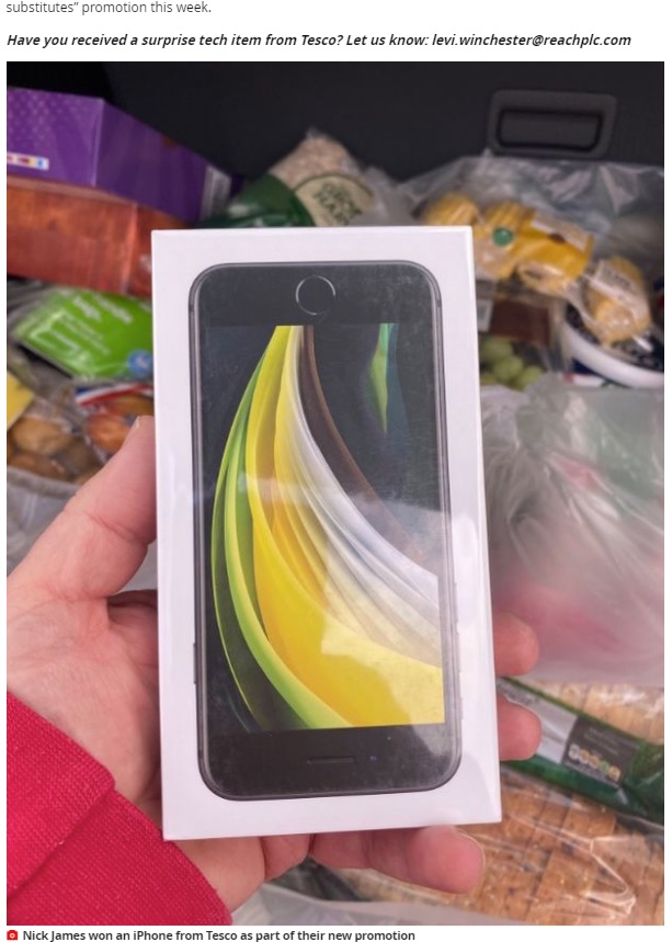 リンゴを購入してiPhoneをゲットできた理由とは…（画像は『Mirror　2021年4月14日付「‘I ordered apples and got an iPhone’: Tesco shopper stunned by surprise food substitute」』のスクリーンショット）