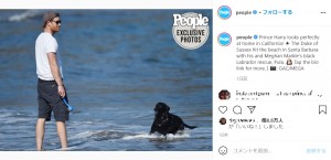 愛犬とビーチでのひとときを楽しむヘンリー王子（画像は『People Magazine　2021年4月1日付Instagram「Prince Harry looks perfectly at home in California!」』のスクリーンショット）
