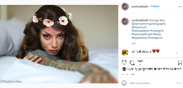 紫がかった目がお気に入りだというサラさん（画像は『Sarah　2020年5月23日付Instagram「Grumpy fairy」』のスクリーンショット）