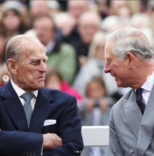 生前のフィリップ王配とチャールズ皇太子（画像は『Clarence House　2020年6月10日付Instagram「Wishing The Duke of Edinburgh a very happy 99th birthday!」』のスクリーンショット）