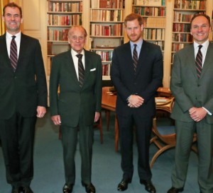 生前のフィリップ王配（左から2人目）とヘンリー王子（画像は『The Royal Family　2017年12月19日付Instagram「Today Prince Harry was appointed Captain General ＠royalmarines succeeding the Duke of Edinburgh in the role.」』のスクリーンショット）