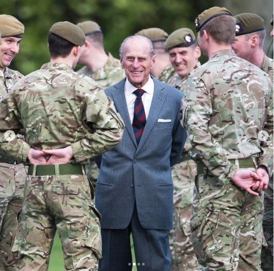 英海軍の総司令官を務めた在りし日のフィリップ王配（画像は『The Royal Family　2021年4月12日付Instagram「Today, officers at Britannia Royal Naval College have paid tribute to The Duke of Edinburgh」』のスクリーンショット）