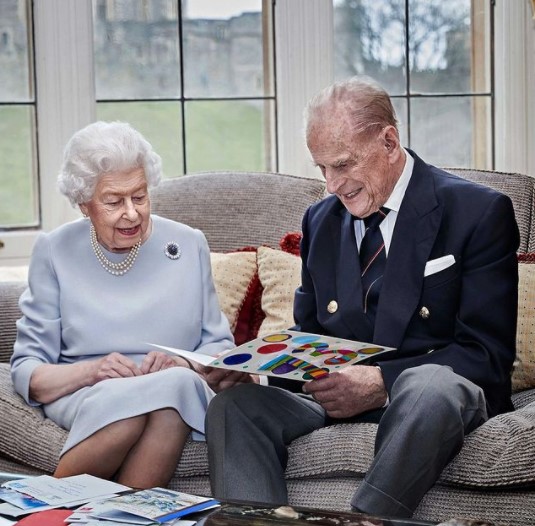 昨年、結婚73周年を祝った女王と王配（画像は『The Royal Family　2020年11月19日付Instagram「This new image has been released to mark the 73rd wedding anniversary of The Queen and The Duke of Edinburgh tomorrow.」』のスクリーンショット）