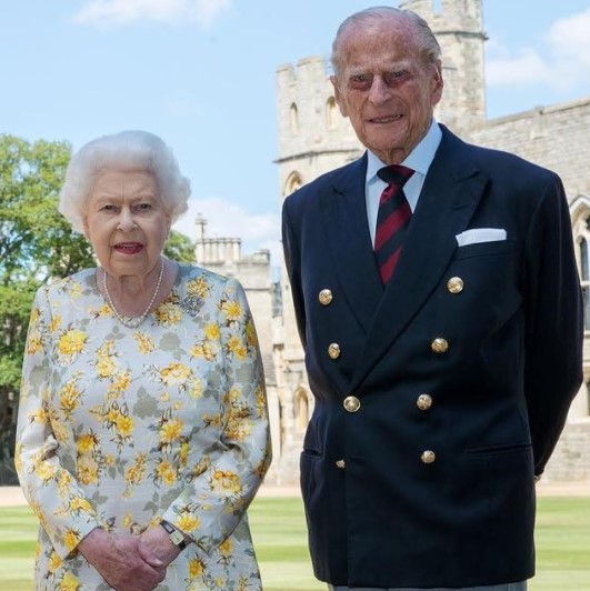 最期は女王と時を過ごしたフィリップ王配（画像は『The Royal Family　2020年6月9日付Instagram「This new photograph of The Duke of Edinburgh and The Queen was taken last week in the quadrangle at Windsor Castle to mark His Royal Highness’s 99th birthday tomorrow.」』のスクリーンショット）