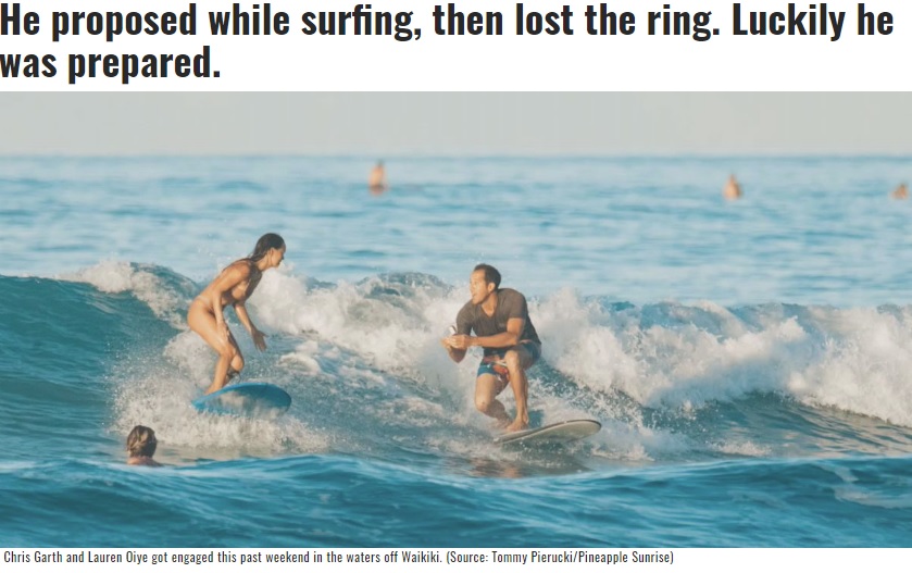波の上で「結婚してくれる？」（画像は『Hawaii News Now　2019年11月11日付「He proposed while surfing, then lost the ring. Luckily he was prepared.」（Source: Tommy Pierucki/Pineapple Sunrise）』のスクリーンショット）