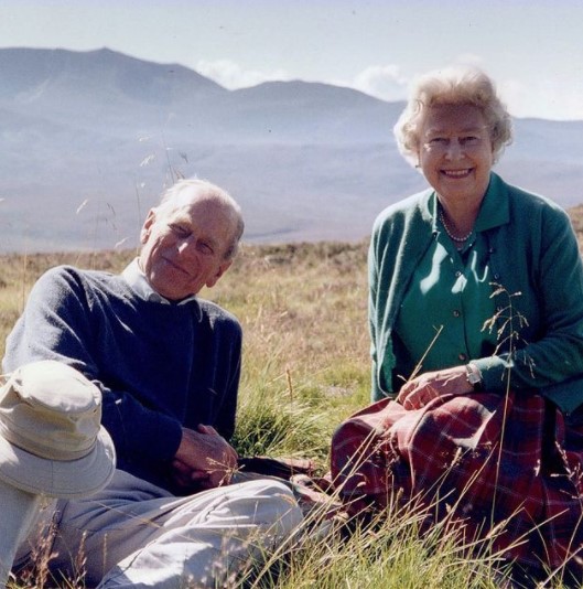 スコットランドで休暇を楽しむ女王と王配（画像は『The Royal Family　2021年4月16日付Instagram「The Queen wishes to share this private photograph taken with The Duke of Edinburgh at the top of the Coyles of Muick, Scotland in 2003.」』のスクリーンショット）