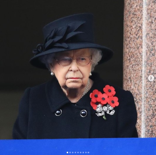 エリザベス女王、フィリップ王配亡き後に公務へ（画像は『The Royal Family　2020年11月8日付Instagram「“May the memory of their sacrifice and bravery remain with us always.”」』のスクリーンショット）
