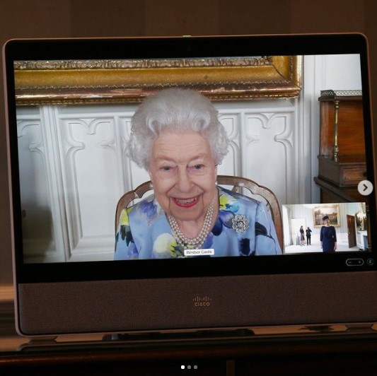 夫の死後初めてオンライン公務をするエリザベス女王（画像は『The Royal Family　2021年4月27日付Instagram「Today The Queen held virtual Audiences with incoming Ambassadors via video link from Windsor Castle to Buckingham Palace.」』のスクリーンショット）