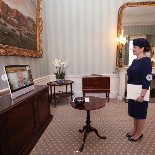 女王とビデオ通話を行うラトビア共和国の大使（画像は『The Royal Family　2021年4月27日付Instagram「Today The Queen held virtual Audiences with incoming Ambassadors via video link from Windsor Castle to Buckingham Palace.」』のスクリーンショット）