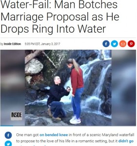 指輪を滝の中に落としたカップル（画像は『INSIDE EDITION　2017年1月3日付「Water-Fail: Man Botches Marriage Proposal as He Drops Ring Into Water」』のスクリーンショット）