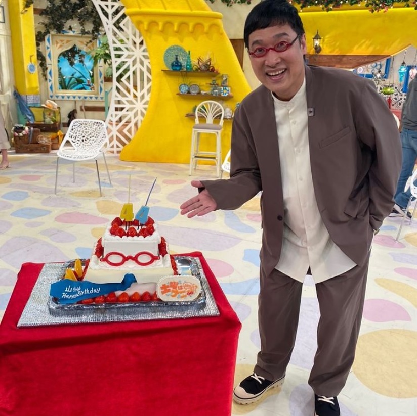 生放送後に誕生日をお祝いしてもらった山里亮太（画像は『山里亮太　2021年4月10日付Instagram「土曜は何する？本日も楽しく生放送させてもらいました。」』のスクリーンショット）