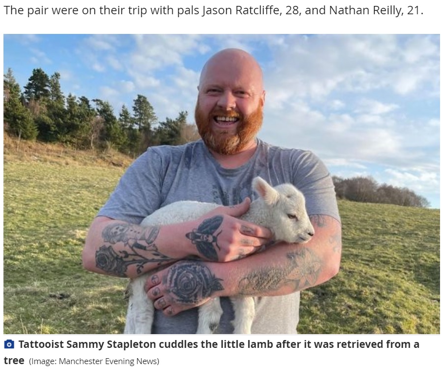 救出した子羊を抱くタトゥー愛好家の男性（画像は『Daily Post　2021年4月15日付「Tattooists show softer side with ‘Disney-style’ rescue of lamb from tree in North Wales」（Image: Manchester Evening News）』のスクリーンショット）