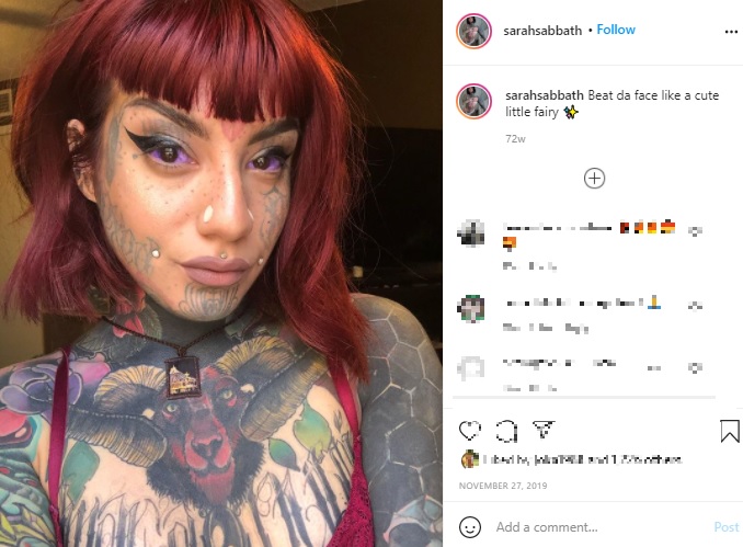 眼球にもタトゥーを入れた女性（画像は『Sarah　2019年11月27日付Instagram「Beat da face like a cute little fairy」』のスクリーンショット）