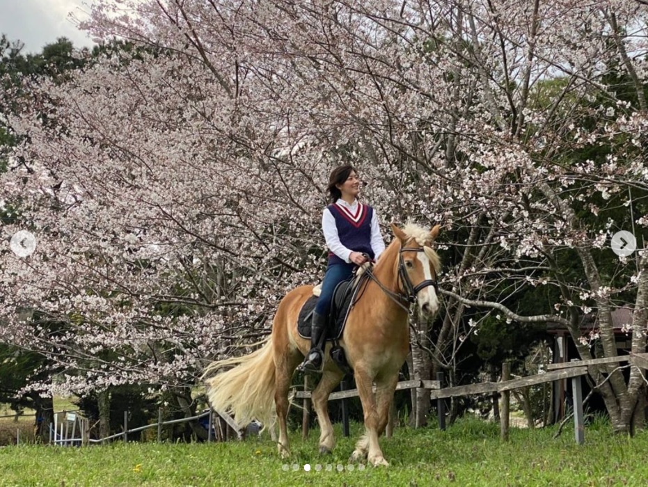 愛馬（ポニー）に乗る佐藤藍子（画像は『佐藤藍子 /aiko sato　2021年4月2日付Instagram「皆様 いつの間にか久しぶりの投稿になってましてっ」』のスクリーンショット）