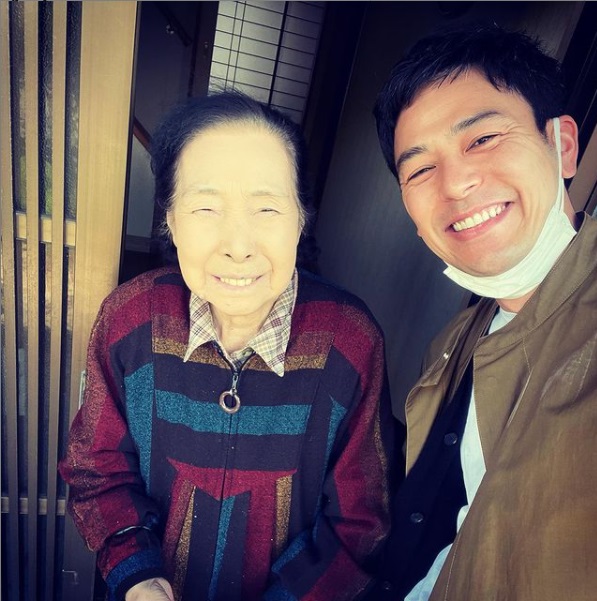 祖母と再会した妻夫木聡（画像は『妻夫木聡　Satoshi Tsumabuki　2021年4月16日付Instagram「仕事で九州へ来たので、少しだけおばあちゃんに会ってきました」』のスクリーンショット）