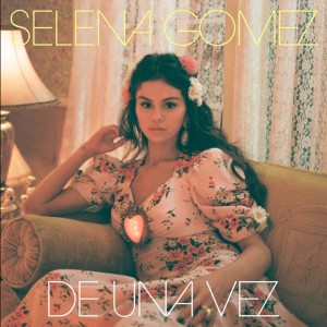1月に同じドレスを着用していたセレーナ・ゴメス（画像は『Selena Gomez　2021年1月14日付Instagram「De Una Vez」』のスクリーンショット）