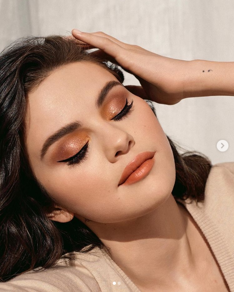 ダークブラウンの髪がトレードマークだったセレーナ（画像は『Selena Gomez　2021年4月4日付Instagram「Check out my new ＠rarebeauty Discovery Eyeshadow Palette in True to Myself and Always an Optimist Weightless Eye Primer.」』のスクリーンショット）