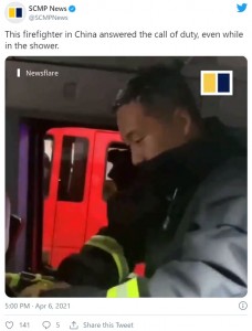 ジャンさんは頭にシャンプーの泡が残ったままヘルメットを装着（画像は『SCMP News　2021年4月6日付Twitter「This firefighter in China answered the call of duty, even while in the shower.」』のスクリーンショット）