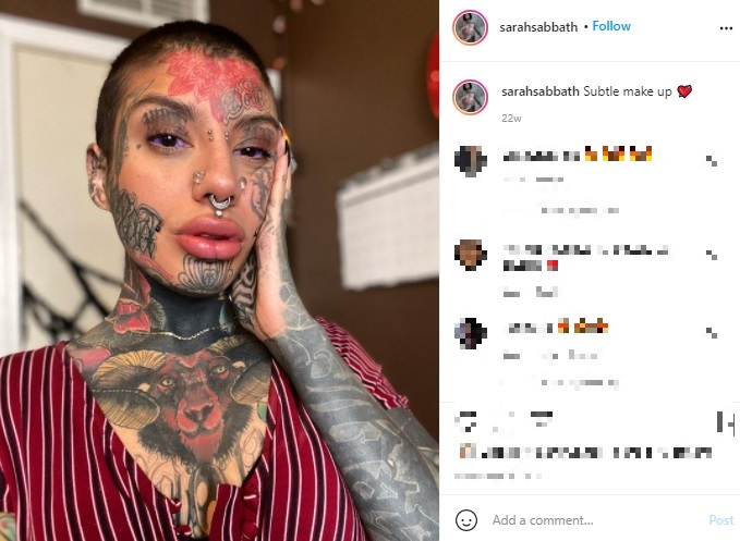 全身に大胆なタトゥーを入れているサラさん（画像は『Sarah　2020年11月8日付Instagram「Subtle make up」』のスクリーンショット）