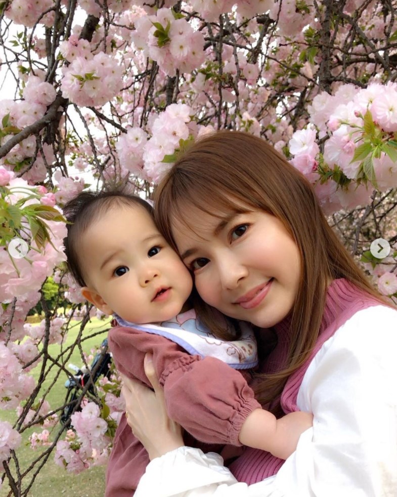 今月に1歳を迎える長女と上原さくら（画像は『Sakura Uehara　2021年4月1日付Instagram「お花見」』のスクリーンショット）