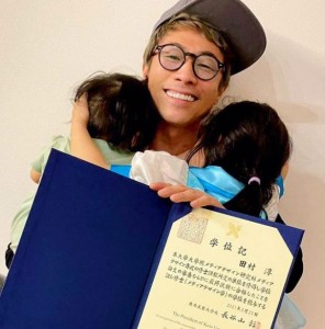 田村淳、子どもを抱っこして慶應義塾大学大学院修了の「学位記」を披露（画像は『田村淳　2021年3月27日付Instagram「2年間大学院に通わせてくれた家族に感謝です。」』のスクリーンショット）