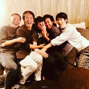 TEAM NACSの5人、右が戸次重幸（画像は『安田顕　2020年9月25日付Instagram「＃teamnacs」』のスクリーンショット）