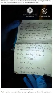 メモには犯人からの反省の言葉が（画像は『LADbible　2021年4月21日付「Thieves Return ＄160,000 Big Bird In Adelaide And Leave Weird Note To Police」（Credit: South Australia Police）』のスクリーンショット）