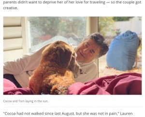 ココアに寄り添うトムさん（画像は『FOX 35 Orlando　2021年4月10日付「‘This is a simple story about love’: Couple makes mobile bed to take elderly dog on walks in final months」』のスクリーンショット）