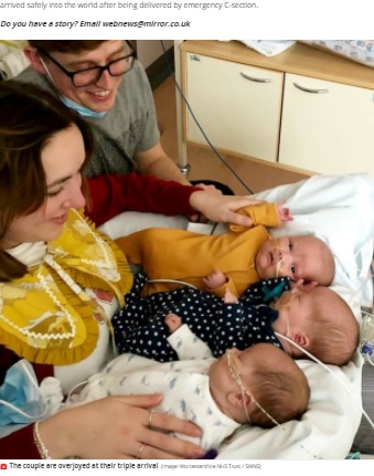 一卵性の三つ子を授かった夫妻（画像は『Mirror　2021年4月21日付「Couple welcome ‘200 million to one’ identical triplets who arrived 10 weeks early」（Image: Worcestershire NHS Trust / SWNS）』のスクリーンショット）
