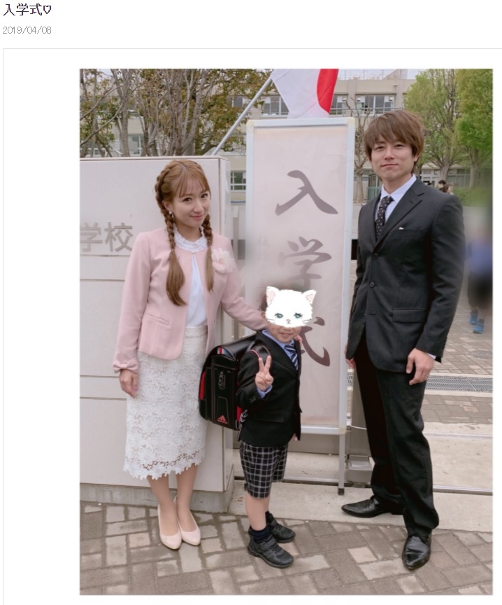 辻希美・杉浦太陽夫妻、2年前の次男の入学式で（画像は『辻希美　2019年4月8日付オフィシャルブログ「入学式」』のスクリーンショット）
