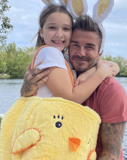 父デヴィッドに抱きつくハーパーちゃん（画像は『Victoria Beckham　2021年4月4日付Instagram「Happy Easter fashion bunnies!!」』のスクリーンショット）