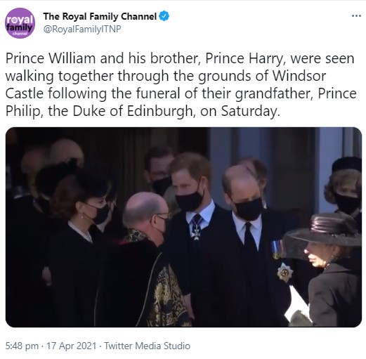 葬儀の後、教会の外に集まったキャサリン妃とヘンリー王子、ウィリアム王子（画像は『The Royal Family Channel　2021年4月17日付Twitter「Prince William and his brother, Prince Harry, were seen walking together through the grounds of Windsor Castle following the funeral of their grandfather, Prince Philip, the Duke of Edinburgh, on Saturday.」』のスクリーンショット）