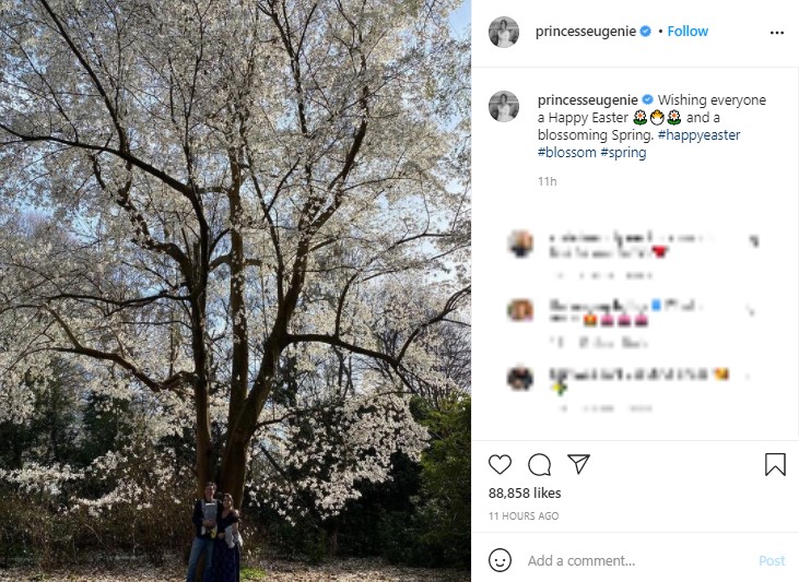 ユージェニー王女が投稿した家族3人の写真（画像は『Princess Eugenie　2021年4月5日付Instagram「Wishing everyone a Happy Easter」』のスクリーンショット）