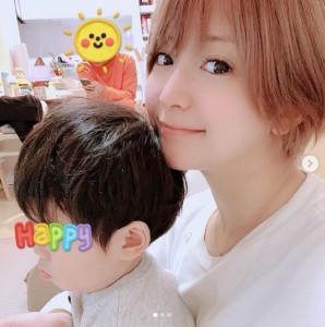 息子を抱っこする矢口真里（画像は『矢口真里 Mari Yaguchi　2021年1月9日付Instagram「最近、夜中息子に何回か起こされ朝ちょいと疲れ気味なんですが、」』のスクリーンショット）