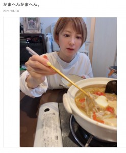 夫が作った鍋をつつく矢口真里（画像は『梅田賢三　2021年4月6日付オフィシャルブログ「かまへんかまへん。」』のスクリーンショット）