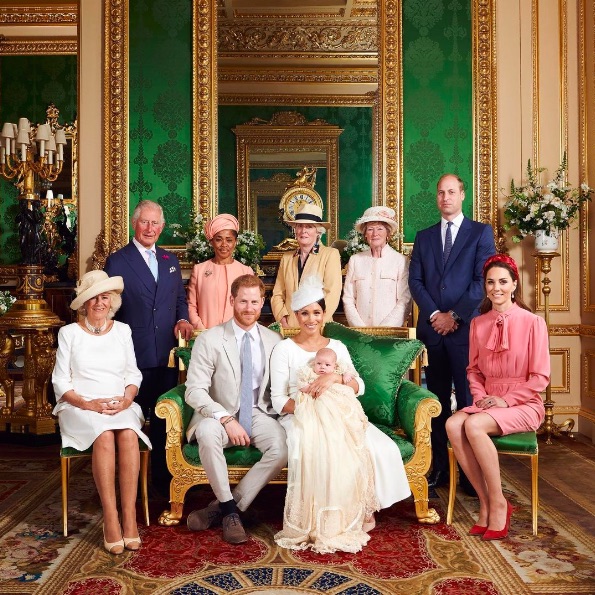 ウィリアム王子・キャサリン妃夫妻は2019年7月の洗礼式での写真を公開（画像は『Duke and Duchess of Cambridge　2021年5月6日付Instagram「Wishing Archie a very happy 2nd birthday today.」』のスクリーンショット）