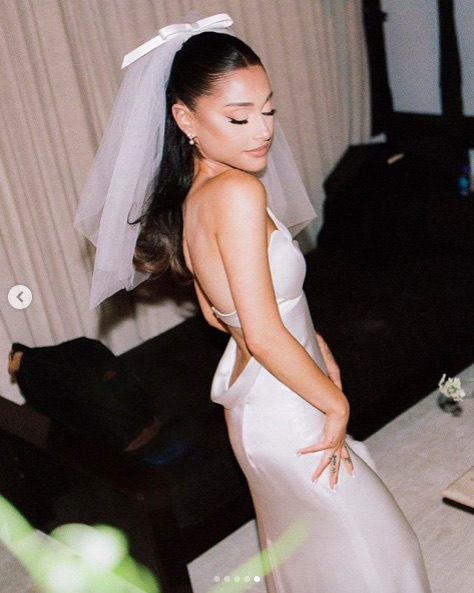 結婚式に合わせてメイクアップも精錬された雰囲気に（画像は『Ariana Grande　2021年5月26日付Instagram』のスクリーンショット）