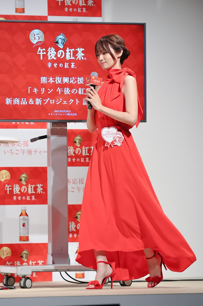いちごにちなみ赤いドレスで登場した深田恭子
