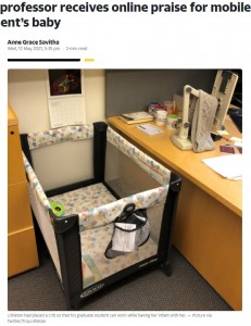 決して広くはない研究室に置かれたベビーベッド（画像は『Yahoo News Malaysia　2021年5月12日付「MIT professor receives online praise for mobile crib in office for student’s baby」（Picture via Twitter/TroyLittleton）』のスクリーンショット）