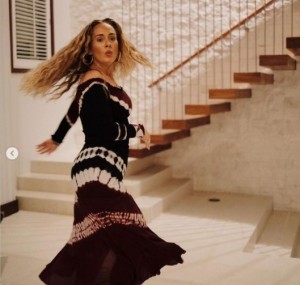 タイダイ柄のドレスが似合うアデル（画像は『Adele　2021年5月5日付Instagram「Thirty Free」』のスクリーンショット）