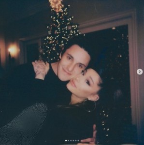 クリスマスツリーをバックに寄り添うアリアナとダルトンさん（画像は『Ariana Grande　2020年12月26日付Instagram「merry」』のスクリーンショット）