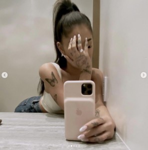 左手薬指の指輪を披露し婚約を発表したアリアナ（画像は『Ariana Grande　2020年12月20日付Instagram「forever n then some」』のスクリーンショット）